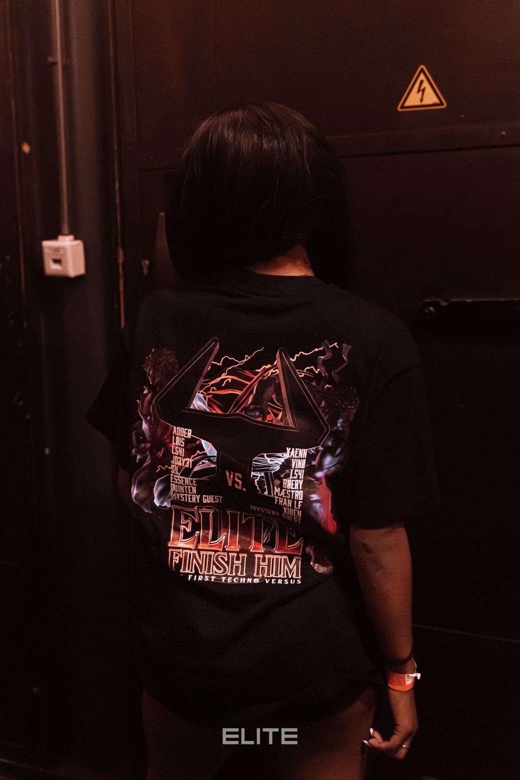 Elite Finish Him T-shirt (limited edition) + 1x Waaier